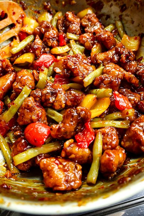 Sticky Chicken With Bell Pepper And Green Beans – Another Food Lover Chicken Thigh Stir Fry, Sticky Chicken Thighs, Stuffed Bell Peppers Chicken, Chili Sauce Recipe, Chicken Green Beans, Sticky Chicken, Bell Pepper Recipes, Chicken Entrees, Asian Chicken