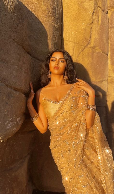 beautiful gold saree with sequin and glitter embellishments, adorned by south indian woman, desi, south asian Sparkly Saree, Glittery Saree, Glitter Saree, Gold Saree, Raw Silk Blouse, Golden Saree, Portrait References, Sequin Saree, Indian Princess