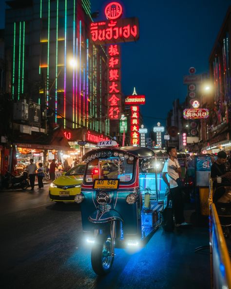 Save this post when visiting Bangkok🌃 From colourful Tuk Tuks to a variety of enticing aromas this is an experience that should be on top of your Bangkok bucket list 👇🏻 📍 Chinatown Did you know Bangkoks Chinatown is the largest Chinatown in the world? It definitely could also be one of the best😍 💡 Head to the famous Yaowarat Road after dark to find some of the best eats in the city. 💡The best time to visit is around 6:30pm when all the vendors open their stalls. Make sure you have an em... Thailand Tuk Tuk, Bangkok Bucket List, Bangkok Chinatown, Bangkok City, Tuk Tuk, Red Light District, Thailand Bangkok, Summer 2025, Celebrity Cruises