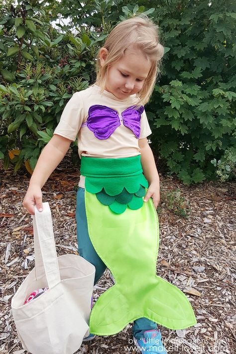 DIY Mermaid Tail and Seashell Top...great for a costume or dress-up! | via Make It and Love It Kids Mermaid Costume Diy, Easy Diy Mermaid Costume, Diy Mermaid Tail For Kids, Diy Ariel Costume, Diy Mermaid Costume, Mermaid Skirt Pattern, Mermaid Costume Kids, Seashell Top, Diy Mermaid Tail