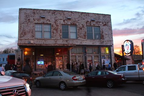 Photo Friday: Clarksdale, Mississippi - Caroline in the City Travel Blog Clarksdale Mississippi, Visit Mississippi, Mississippi Travel, Juke Joints, Mississippi Delta, Robert Johnson, Delta Blues, Ground Zero, Modern Music