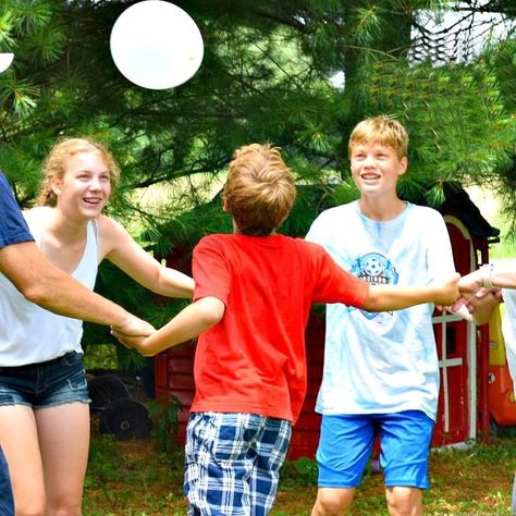 45 Cooperative Games for Kids To Promote Healthy Competition Balloon Games For Kids, Party Games For Teens, Games To Play Outside, Water Balloon Games, Field Day Games, Balloon Games, Outdoor Party Games, Fun Outdoor Games, Cooperative Games