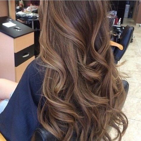 Tipos de mechas: balayage, ombré, sombré, babylights, colormelt y + … #balayageombre Peekaboo Highlights, Brown Hair Shades, Brown Hair Inspo, Brunette Balayage, Hair Color Light Brown, Brunette Balayage Hair, Brown Hair Balayage, Light Hair Color, Long Brown Hair