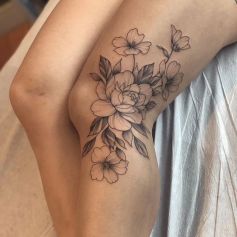 Rose Of Sharon Tattoo, Theigh Tattoos, Beautiful Spine Tattoos, Tattoo Knee, Minimal Tattoo Designs, Optical Illusion Tattoos, Illusion Tattoos, Spine Tattoo Ideas, Tattoo Beautiful