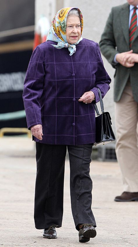 The Queen in trousers - all the times the royal has worn trousers - Photo 8 Elizabeth Queen, Elizabeth 2, Queen Elisabeth, Prinz Charles, Rainha Elizabeth Ii, English Royal Family, Queen E, Purple Coat, Elisabeth Ii