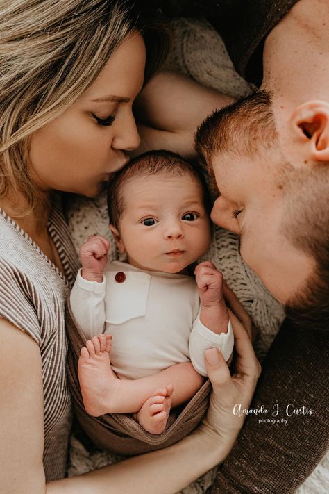 Fall Newborn Pictures, Outdoor Newborn Photography, Newborn Family Pictures, Diy Newborn Photography, Newborn Family Photography, Baby Pictures Newborn, Newborn Family Photos, Newborn Photography Poses, Newborn Baby Photoshoot