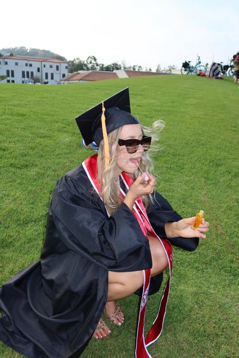 College Graduation Pose Ideas, Old School Graduation Photoshoot, Graduation Pictures Highschool, Grad Pics College, Graduation Pictures In Studio, Unconventional Graduation Photos, Graduation Photos Aesthetic, College Reveal Photoshoot, Cute Graduation Pictures