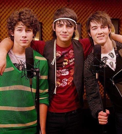 Hannah Montana Jonas Brothers, Jonas Brothers Aesthetic Concert, Joans Brothers, Jonas Brothers Aesthetic, 2000s Mens Fashion, 2000s Boys Fashion, Hannah Montana Outfits, Brothers Aesthetic, 2000s Boys