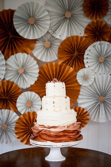 Paper Fan Wedding, Wedding Cake Backdrop, Copper Wedding Cake, Paper Fans Wedding, Copper Wedding Invitations, Cheap Wedding Cakes, Calligraphy Wedding Stationery, Gray Wedding Cake, Cake Backdrops