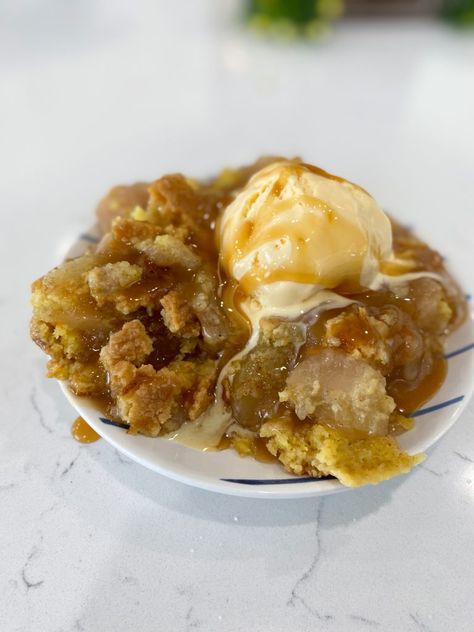 Holiday Dessert Recipes Easy, Julia Pacheco, Apple Dump Cake, Easy Homemade Desserts, Apple Cobbler Recipe, Caramel Apple Dump Cake, Gooey Cake, Three Ingredient Recipes, Peach Pie Filling