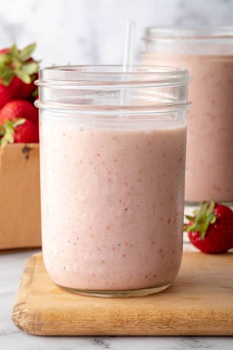 This Strawberry Banana Smoothie recipe is rich and creamy and tastes like strawberry ice cream. It's an easy-to-make strawberry and banana smoothie that's made with oat milk, frozen strawberries, frozen bananas and pure vanilla extract. Strawberry And Banana Smoothie, Delicious Strawberry Smoothie, Strawberry Banana Smoothie Recipe, Blueberry Spinach Smoothie, Strawberry And Banana, Cacao Smoothie, Healthy Afternoon Snacks, Mixed Berry Smoothie, Strawberry Oatmeal