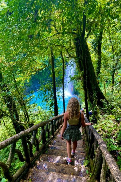 Con el ajetreo de la vida cotidiana, puede resultar difícil alejarse de todo. Por eso los viajes a Costa Rica son la solución perfecta para una escapada invernal. Tanto si busca unas relajantes vacaciones en la playa, un aventurero viaje de aventura o un recorrido educativo, encontrará Costa Rica Photoshoot, Costa Rica Travel Aesthetic, Costa Rica Instagram Pictures, Costa Rica Photo Ideas, Costa Rica Travel Pictures, Costa Rica Pictures, Costa Rica Aesthetic, Costa Rica Photography, Daglig Motivation