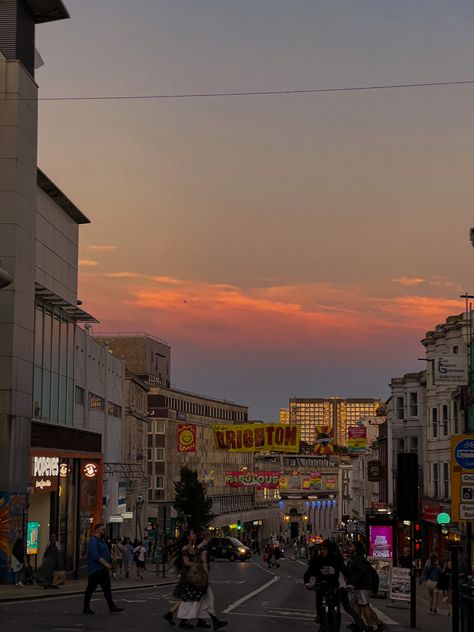 #brighton #sunset #sunsetphotography Brighton England Photography, Brighton University Aesthetic, Brighton Uk Aesthetic, Brighton England Aesthetic, Brighton Photoshoot, Brighton Beach Uk, Brighton University, Brighton Aesthetic, Uk Sunset