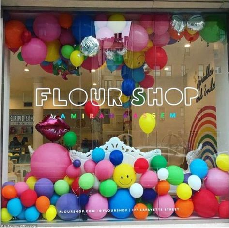 Balloons Shop Interior, Balloon Shop Interior, Ballon Store Design, Balloon Store Interior, Balloons Window Display, Storefront Balloon Garland, Balloon Store, Happy Shop, Supermarket Design