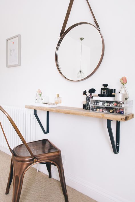 A Small Space Beauty Station - http://rockmystyle.co.uk/a-small-space-beauty-station/ Dressing Table Inspiration, Smart Bedroom, Apartment Needs, Mirror On The Wall, Small Space Diy, Design Seeds, Tiny Bedroom, Storage Diy, Natural Home Decor