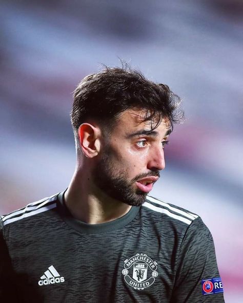 Bruno Fernandes Aesthetic, Bruno Fernandes, Football Pictures, Soccer Players, Manchester United, Manchester, Soccer, Football, The Unit