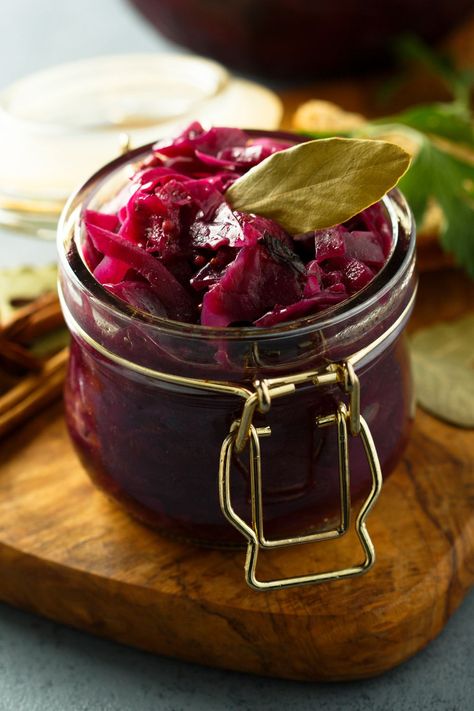 This Jamie Oliver Pickled Red Cabbage Recipe is really one of the easiest recipes for making pickled red cabbage in the whole UK. This easy-to-follow recipe Lacto Fermentation, Pickled Red Cabbage, Red Cabbage Recipes, Braised Red Cabbage, Pickled Cabbage, Jamie Oliver Recipes, Grain Bowl, Pickled Veggies, Pulled Pork Sandwich