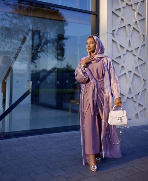 Muslimah Graduation Outfit, Lilac Abaya, Hijabi Graduation Outfits, Ramadan Pic, Fashionista Aesthetic, Raya 2023, Elegant Silk Dresses, Hijab Model, Conservative Fashion