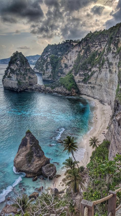 Diamond Beach Nusa Penida Indonesia. Definitely worth the scooter trip. (2160 x 3840) Pretty World, Filmy Vintage, Diamond Beach, Nusa Penida, Pet Friendly Hotels, Komodo, Zermatt, Travel Images, Bali Travel