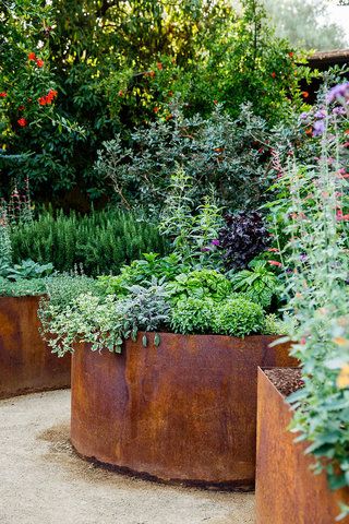 Small Backyard Ideas, Vertical Herb Garden, Small Backyard Gardens, Gardening Plants, Have Inspiration, Modern Cottage, Native Garden, Metal Planters, Vegetable Garden Design