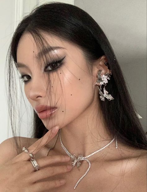 Dark Ethereal Makeup, Xiaohongshu Makeup, Badass Girl, Chinese Makeup, Ethereal Makeup, Diy Lips, Edgy Makeup, Fancy Makeup, Black Makeup