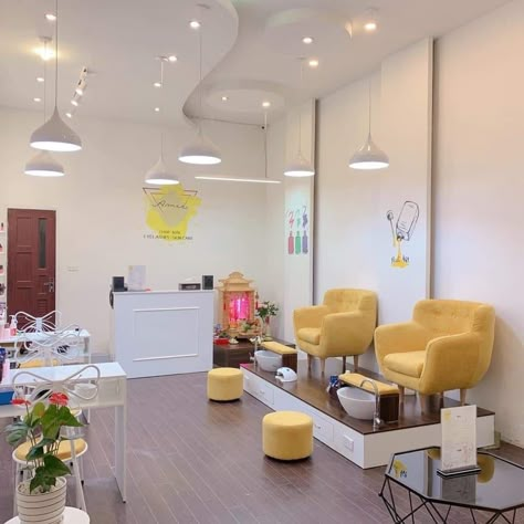 Yellow Salon Decor Interior Design, Nail Salon Interior Design, Nail Salon Interior, Home Beauty Salon, Esthetics Room, Spa Room Decor, Salon Suites Decor, Nail Salon Decor, Barber Shop Decor