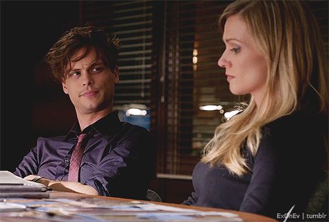 The way that Spencer look at JJ omg that's so cute Jj And Spencer, A J Cook, Jennifer Jareau, Aj Cook, Just Good Friends, Dr Spencer Reid, Crimal Minds, The Way He Looks, Matthew Gray