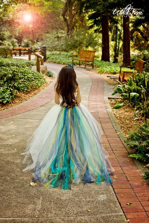 Flower Girl Dresses Peacock Flower, Girls Lace Dress, Peacock Wedding, Flower Girl Dress Lace, Fantasias Halloween, Wedding Flower Girl, Ivory Dresses, Lace Flower, Colored Wedding Dresses