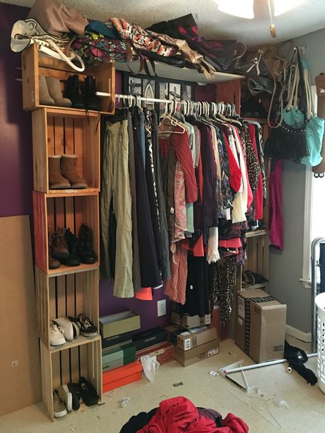 DIY clothes rack-- using wooden crates Small Closet Design Ideas, Clothing Booth Display, Small Closet Design, Closet Design Ideas, Closets Design, Home Studio Ideas, Diy Clothes Rack, Small Door, Apartment Makeover