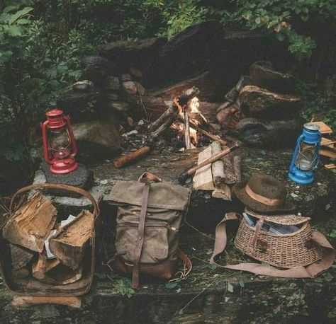 Primitive Camping Gear, Apocalypse Books, Forest Ideas, No Social Media, Survival Tactics, Hiking Supplies, Apocalypse Aesthetic, Primitive Survival, Wild Camping