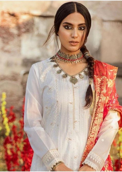 Designer Salwar Kameez, Pakistani Suits Online, Pakistani Dresses Online, Celebrity Makeup Looks, Iqra Aziz, Pakistani Suit, Salwar Suits Online, Designer Salwar, Kurti Collection