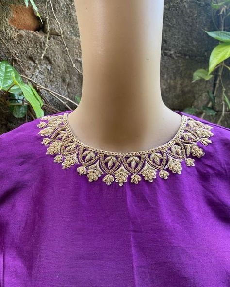 Maggam Work For Dress Neck, Kundan Hand Embroidery, Simple Work Blouse, Embroidery Designs Blouse, Blouse Embroidery Designs, Kundan Embroidery, Hand Embroidery Blouse, Neckline Embroidery, Blouse Designs Catalogue