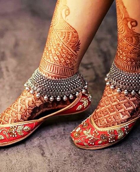 Payal/ Foot jewellery/ jewelry/mehendi/ mehndi/Wedding/ wedding jewellery/ Bride/ bridal/ bridal jewellery/ inspiration/ wedding style/ bride goals Payal Designs Silver, Silver Anklets Designs, Anklets Indian, Bridal Anklet, Bridal Jewellery Inspiration, Indian Shoes, Anklet Designs, Silver Anklet, Ankle Jewelry