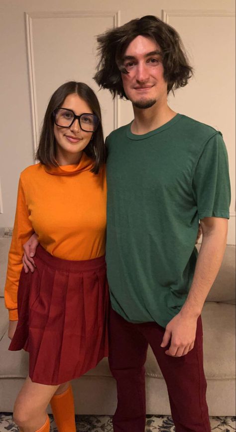 Velma and shaggy Vilma And Shaggy Costume, Scooby Halloween Costumes, Scooby Halloween, Shaggy Costume, Velma Costume, Shaggy And Velma, Couple Halloween Costume, Velma Cosplay, Shaggy And Scooby