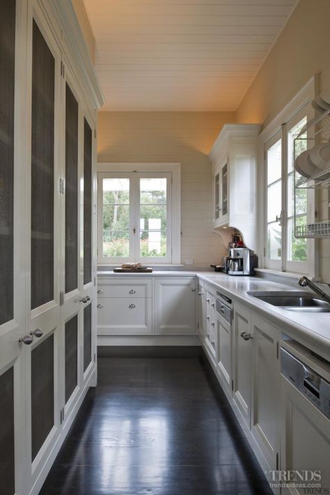 A scullery is tucked behind the coo... - Gallery - 9 | Trends Stephen Akehurst, Traditional Style Kitchen Design, 2 Dishwashers, Scullery Ideas, Kitchens Decor, Traditional Style Kitchen, Kitchen Butlers Pantry, Mesh Doors, Kitchen Floor Plan