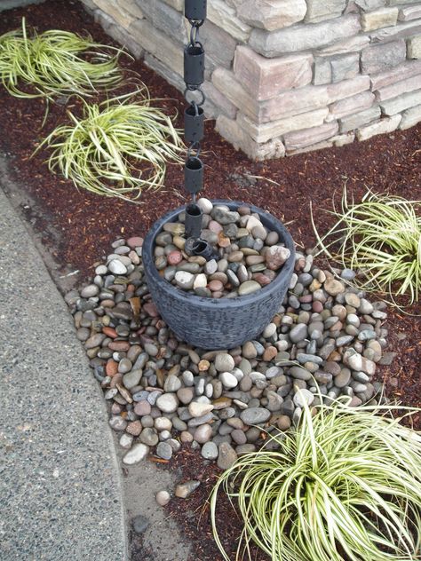 Rain Chain Base Ideas, Rain Chain Drainage River Rocks, Rain Chain Drainage Ideas, Rain Chain Basin Ideas, Diy Rain Garden, Rain Chain Water Feature, Rain Chain Ideas, Rain Chain Diy, Downspout Drainage