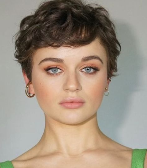 Joey King Hair Short, Hairstyle Curly Short Hair, Joey King Hair, Curly Pixie Haircut Round Face, Joey King Short Hair, Joey King Pixie, Feminine Pixie Haircut Curly, Wavy Pixie Cut Round Face, Pixie Cut Chubby Face