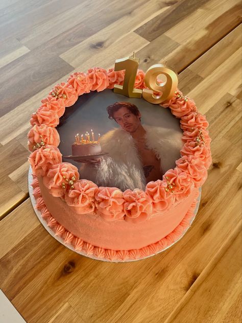 18th Birthday Cake Harry Styles, Birthday Cakes Harry Styles, Harry Styles Bday Cake, Harry Styles Cake Ideas Birthday, Harry Styles Inspired Cake, Birthday Cake Ideas Aesthetic, Harry Styles Birthday Cake, Cake Ideas Aesthetic, Harry Styles Cake