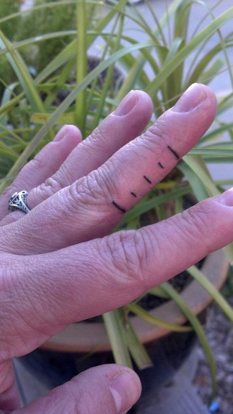 I just happened upon this awesome finger tattoo, designed to be a built-in measuring tool for knitters. When figuring out gauge for a new project, no more scrambling for a ruler or measuring tape -... Knitting Tattoo, Small Finger Tattoos, Stick N Poke, Theme Tattoo, Disney Tattoo, Diy Tattoo, 1 Tattoo, Skin Art, Piercing Tattoo