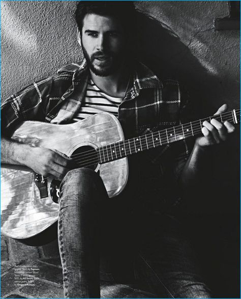 Pic With Guitar, Photoshoot With Guitar, Photo With Guitar, Guitar Photoshoot, Guitarist Photography, Musician Photoshoot, Guitar Poses, Hemsworth Chris, Gq Australia