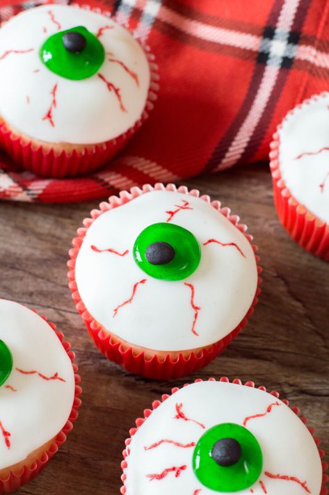 These eyeball cupcakes make a spooktacular addition to any Halloween party. Spooky Halloween Recipes, Eyeball Cupcakes, Cupcakes For Halloween, Halloween Treats To Make, Spooky Halloween Food, Cute Halloween Treats, Fun Halloween Treats, Spooky Halloween Treats, Treats To Make