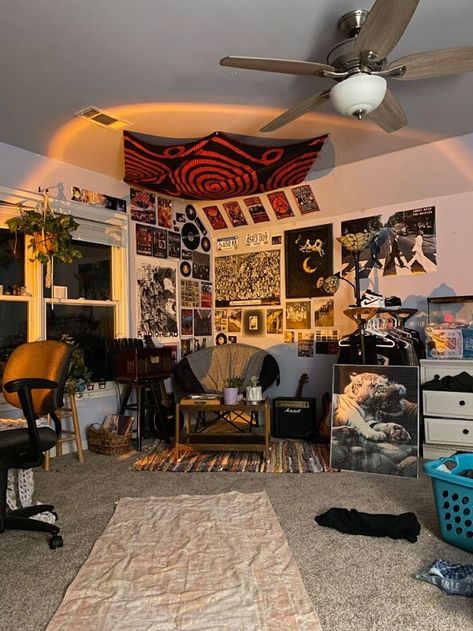 Drumset In Bedroom Ideas, Random Things For Your Room, Men’s Rooms Aesthetic, Guitar Room Design, Rooms With Guitars, Bedroom Ideas Guitar, Indie Punk Room, Cluddered Room, 80s Dorm Room