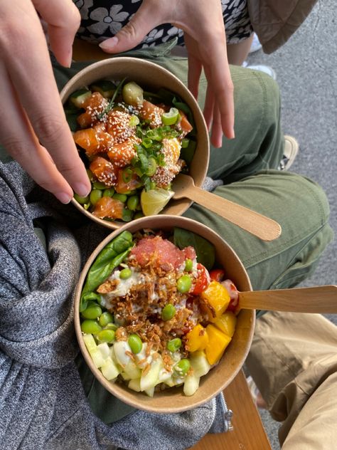 Lunch With Friends Aesthetic, Poke Bowl Meal Prep, Bowl Meal Prep, With Friends Aesthetic, Sushi Lunch, Healthy Lunch Snacks, Poke Bowls, Prep Bowls, Lunch Bowl