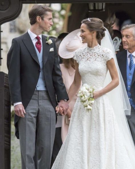 Pippa Middleton Wedding Dress, Pippa Middleton Photos, Pippa Middleton Wedding, Kate Middleton Wedding Dress, Famous Wedding Dresses, Pippa And James, Dress Lookbook, Celebrity Wedding Photos, Middleton Wedding