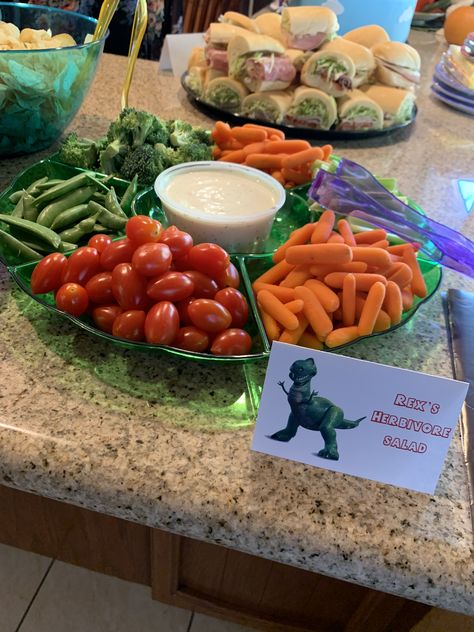 Toy Story Veggie Tray, Toy Story Food Party Ideas, Buzz Light Year Food Ideas, Pixar Food Ideas, You Story First Birthday, Toy Story Birthday Snack Ideas, Toy Story 3 Party, Toy Story Fruit Ideas, 2nd Birthday Toy Story