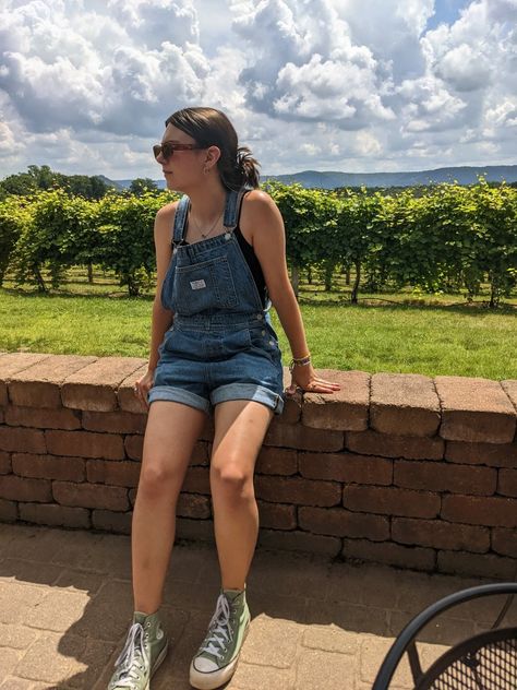 Outfits Jardineras Jeans, Jumper Outfit Denim Short, Aesthetic Vineyard, Shorts Overalls Outfit, Overalls Shorts Outfit, Denim Jumper Outfit, Short Overalls Outfit, Farmer Overalls, Picture References