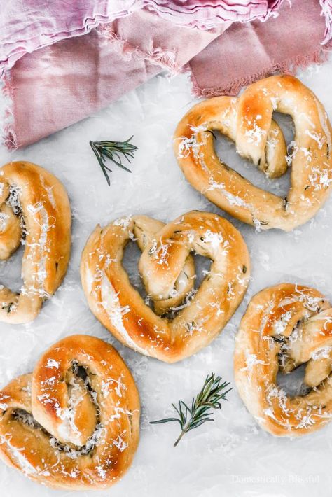 These Heart-Shaped Sea Salt Rosemary Pretzels are perfect for Valentine's Day as they are soft, salty, and oh so yummy! Valentines Gift Basket, Bread Types, Valentines Snacks, Baking Soda Water, Homemade Pretzels, Pretzels Recipe, Valentines Day Food, Valentine's Day Recipes, Soft Pretzels