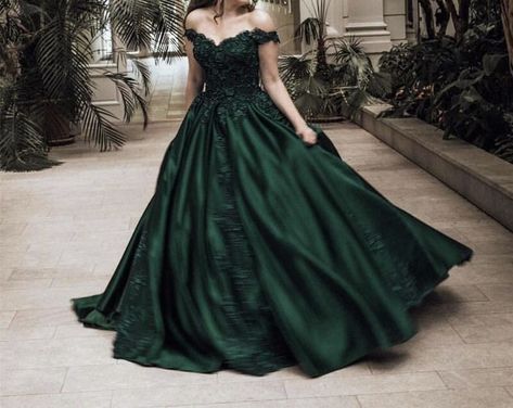 slytherin gown aesthetic fashion gala royal core Slytherin Gown, Ball Gown Aesthetic, Slytherin Dresses, Princess Dress Aesthetic, Green Dress Aesthetic, Slytherin Dress, Green Princess Dress, Royal Ball Gown, Emerald Green Prom