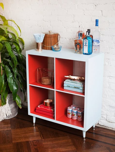 This old book case became something special with a two-tone look using BEHR Paint's "Peek-a-Blue" paired with "Hot and Spicy." Painted Cube Storage, Painted Cube Shelf, Diy Painted Bookshelf, Painted Book Shelf, Diy Ikea Furniture, Painted Bookshelf, Diy Will, Pop Sugar, Painted Bookshelves