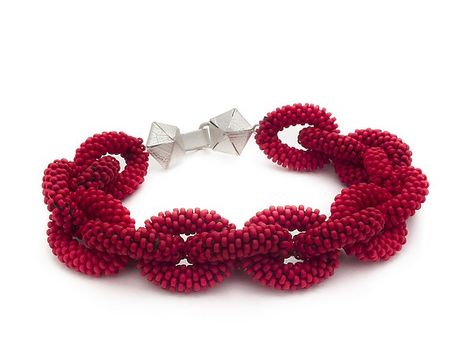 Woven Chain Bracelet by Claudia Fajardo (Beaded Bracelet) Weaved Bracelets, Ball Jewellery, Bead Embroidered Bracelet, Embroidered Bracelet, Diy Beaded Bracelets, Braid Jewelry, Knit Jewelry, Embroidery Bracelets, Beaded Jewelry Necklaces